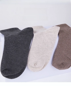 Detail von antibakteriellen Baumwollsocken in Dunkelgrau, Haferflocken und Brauntönen