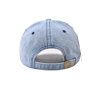 Vue détaillée arrière d'une casquette en jean délavé avec boucle en laiton réglable