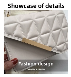 Dettaglio della borsa beige trapuntata con cuciture a triangolo e finiture dorate