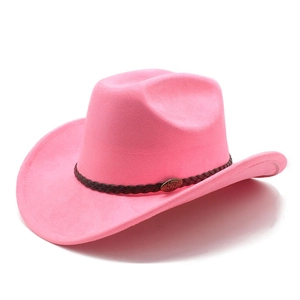 Detail eines rosa Filz-Cowboyhuts mit geflochtenem Lederband und Metallemblem