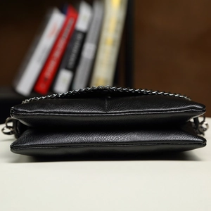 Sac bandoulière en cuir grainé noir avec double compartiment et bandoulière chaîne