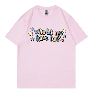 Rosa T-Shirt mit Rundhalsausschnitt und bunten Buchstaben Sternen für lässige Sommerlooks