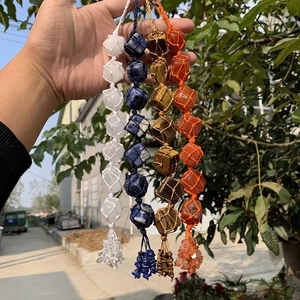 Lot de quatre pendentifs en cristal naturel faits à la main avec sept couleurs et pompons