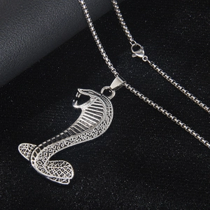 Collier avec pendentif serpent cobra en acier inoxydable argenté sur fond noir texturé