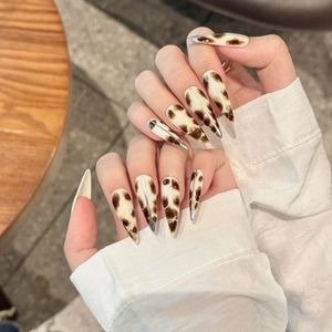 Faux ongles stiletto longs avec motif écaille de tortue rétro et bandes métalliques