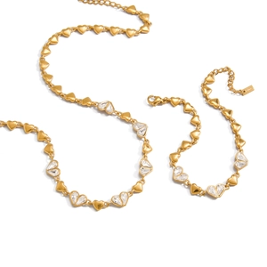 Collier à maillons cœur dorés avec zircons cubiques et fermoir mousqueton ajustable