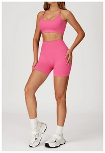 Détail du short de yoga sans couture taille haute et haut de sport en rose rouge