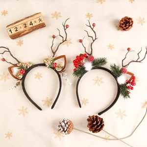 Serre-têtes bois de renne de Noël avec pommes de pin et baies sur fond festif