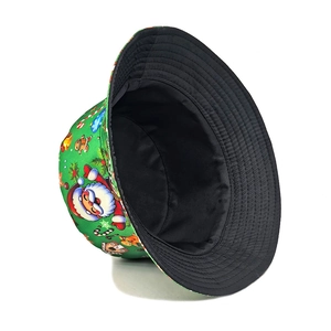 Dettaglio del cappello pescatore di Natale reversibile con motivi festivi di Babbo Natale