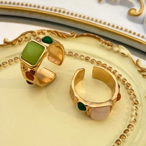 Anillos dorados vintage con textura martillada y gemas cuadradas de colores