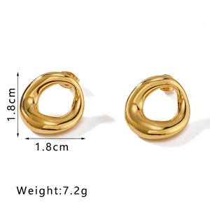 Détail des boucles d'oreilles ovales évidées en or 18K montrant la taille de 1,8 cm et le poli