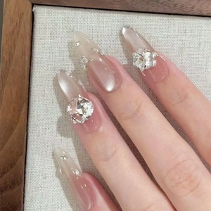 Unghie finte a mandorla lunghe sfumate rosa con strass di lusso e dettagli glitter