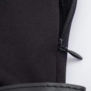 Vista macro dettagliata del tessuto in poliestere nero e della cerniera in plastica resistente