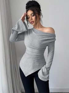 Detail eines grauen gerippten Strickoberteils mit Off-Shoulder-Ausschnitt und Glockenärmeln