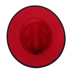 Dettaglio della fodera interna rossa e della tesa nera del cappello fedora con fascia