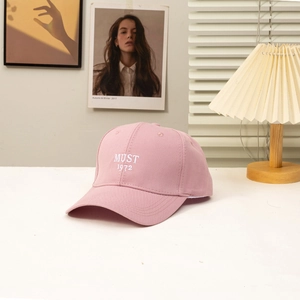 Cappellino da baseball rosa in cotone con ricamo bianco MUST 1972 e design casual