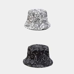 Bobs classiques à motif paisley en noir et blanc pour un style quotidien en plein air