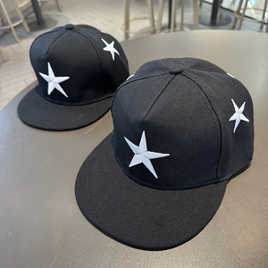 Casquette de baseball noire à bord plat avec broderie d'étoile blanche vue de dessus