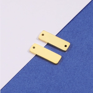 Détail de pendentifs rectangulaires dorés en acier inoxydable pour bijoux DIY