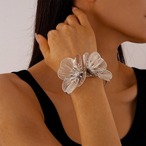 Détail du bracelet manchette ajouré argenté avec cristal étincelant sur le poignet