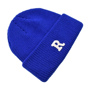 Berretto in maglia blu invernale con ricamo della lettera R bianca e risvolto alla moda