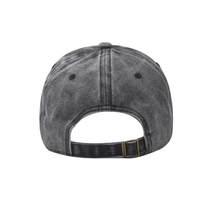 Détail de la casquette en coton délavé gris foncé avec boucle métallique réglable au dos