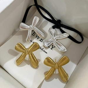 Schleifen-Ohrringe aus 925 Silber in Gold und Silber mit strukturierter Oberfläche