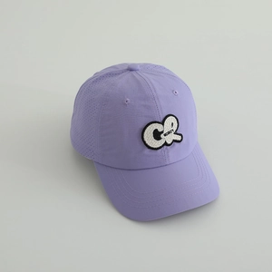 Détail d'une casquette enfant violette avec trous de ventilation au laser et écusson CR