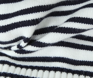 Detailaufnahme der weichen Textur und des schwarz-weiß gestreiften Strickstoffmusters