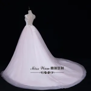 Détails de la broderie en dentelle et du tulle multicouche sur la traîne de robe de mariée