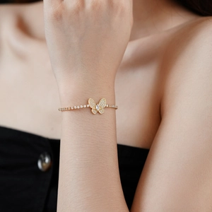 Vue détaillée du bracelet papillon doré ajustable orné d'une chaîne tennis en zircone