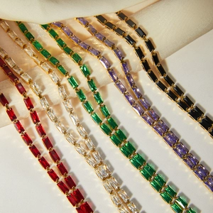 Collier élégant en titane doré serti de zircons colorés taille baguette sur soie