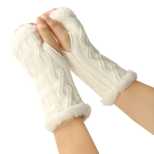 Détail de mitaines en tricot torsadé blanc avec bordure en fausse fourrure pour l'hiver