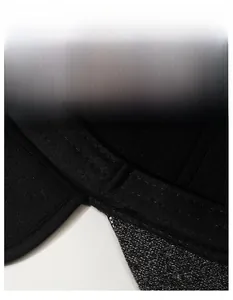 Detail des feuchtigkeitstransportierenden Schweißbands und Innenfutters dieser Wintermütze