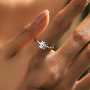 S925 sterling silver solitaire ring with round brilliant cut moissanite on model hand