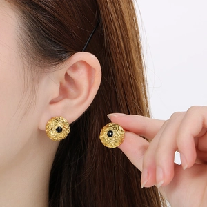 Retro round stainless steel stud earrings with embossed texture and black gemstone