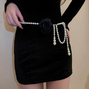Detail der mehrlagigen Perlen-Taillenkette mit schwarzer Rose und Quastenanhänger
