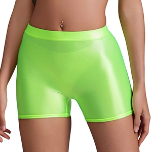 Dettaglio dei pantaloncini da yoga a vita alta verde fluo con finitura metallica