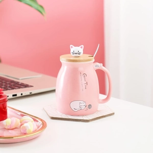 Rosa Keramiktasse mit Katzenmotiv, Holzdeckel inklusive Kätzchenfigur und einem Metalllöffel