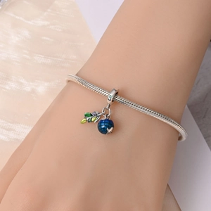 Dettaglio ravvicinato del bracciale a serpente in argento con pendenti foglia e globo