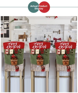Détail de housses de chaise de Noël rouges avec têtes de renne 3D et broderies sur chaises