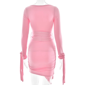 Détail du dos de la robe rose à manches longues avec ceinture et ourlet froncé