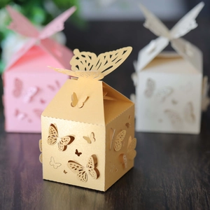 Detaillierte lasergeschnittene Bonbonschachteln mit 3D-Schmetterling in Gold und Rosa