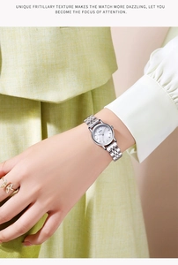 Elegante reloj de mujer con correa de metal plateado y esfera de nácar blanco