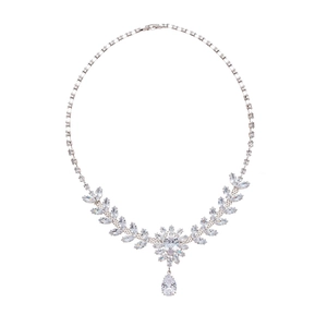 Collier fleur argenté avec épis de zircon et pendentif goutte sur fond blanc