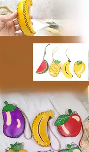 Vue détaillée de porte-monnaie artisanaux en cuir en forme de fruits avec coutures