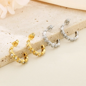 Boucles d'oreilles C en acier doré et argent 18K avec cristaux sur support en pierre