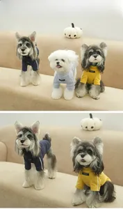 Détail de trois chemises pour chiens colorées avec logo et bandes latérales