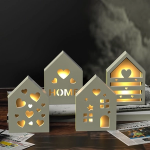 Maisons décoratives en bois ajouré avec lumière LED chaude pour décoration intérieure