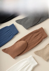 Vue à plat de chaussettes en coton côtelé coloré dans divers tons terreux neutres
